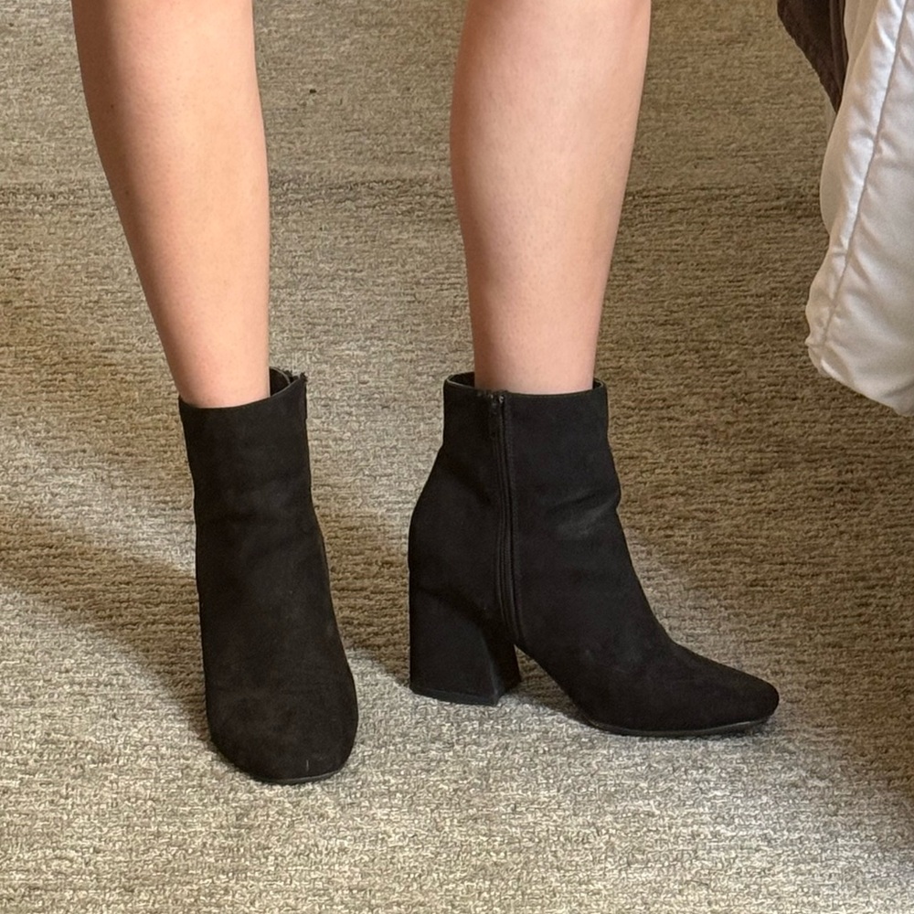 Rouge Helium Black Ankle Boots Sleek Minimalist Design
